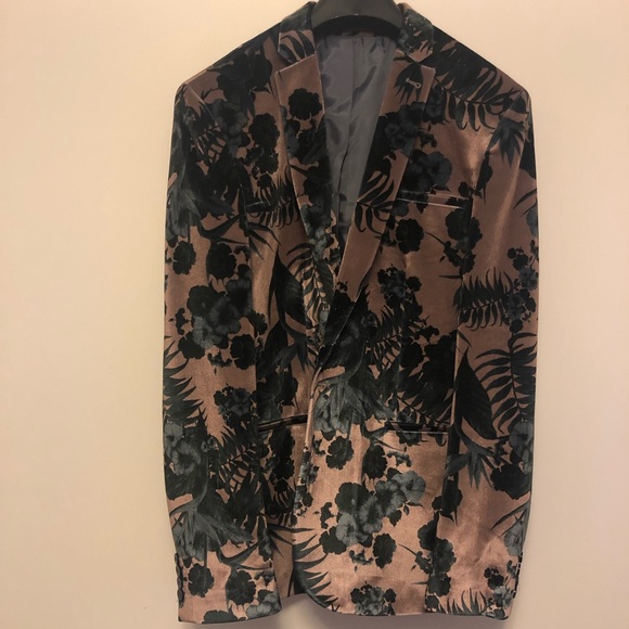 Suit - Picture 2 of 8